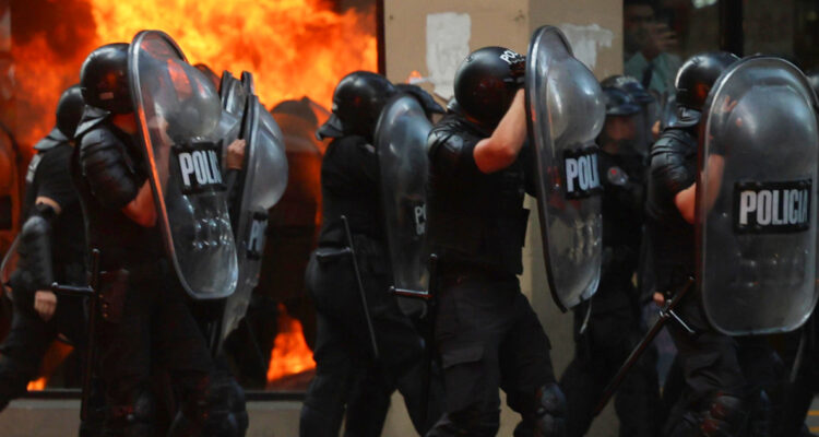 Protesta de jubilados deriva en violentos enfrentamientos en Argentina