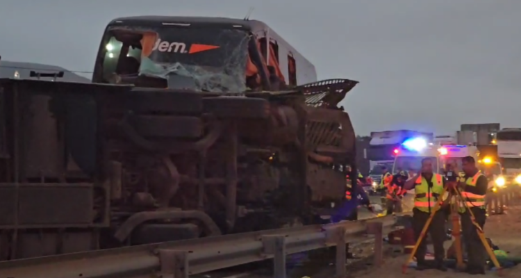 Pullman Bus atribuye fatal colisión a gravilla que habría caído de un camión en la Ruta 5 Norte