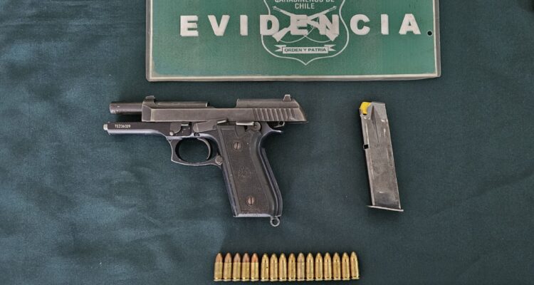 Recuperan pistola robada a carabineros: operativo dejó cinco detenidos en Los Ángeles