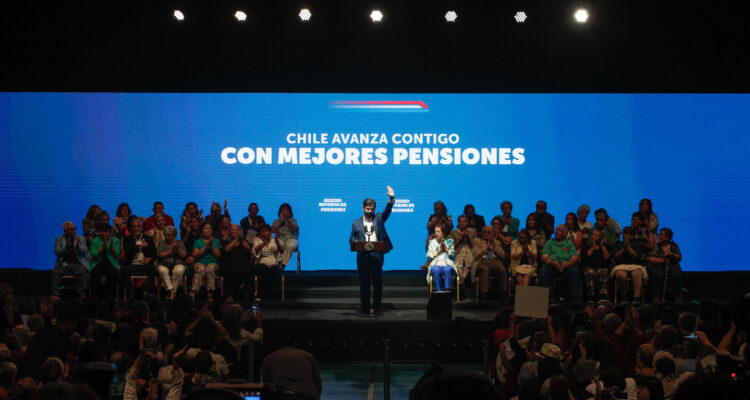 Pensiones: Marcel destaca que excedentes del seguro social se invertirán en mercado de capitales