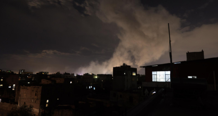 Reportan más de 30 muertos y un centenar de heridos tras primeros ataques de Estados Unidos en Yemen