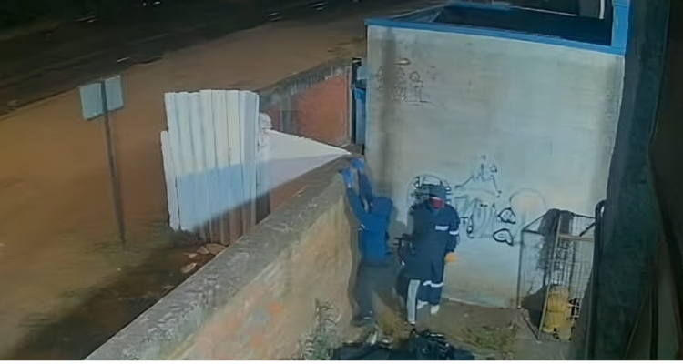 Captura de cámara de seguridad durante robo a Liceo de Penco