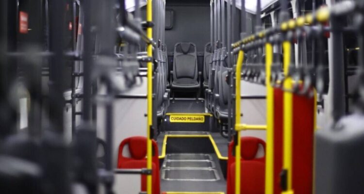 Padre e hijo condenados a 5 y 10 años de cárcel por robo a adolescente en micro en Estación Central