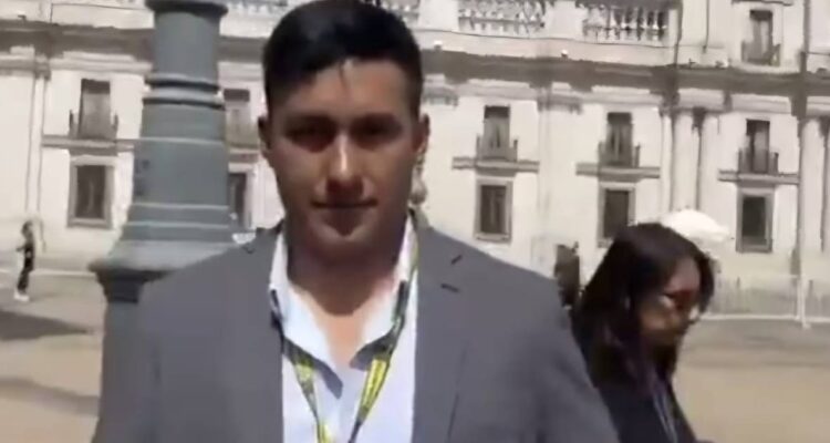 Periodista ecuatoriano sufre robo afuera de La Moneda: perdió sus documentos para viajar