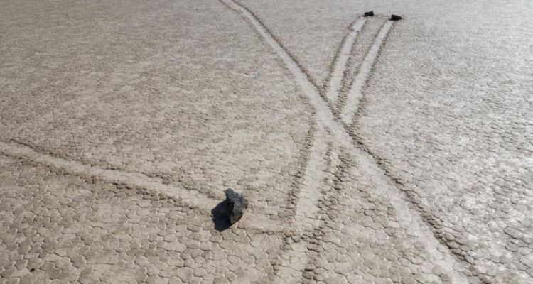Danza de hielo y… ¿viento?: El misterio de las rocas de 320 kilos que se mueven solas en el desierto
