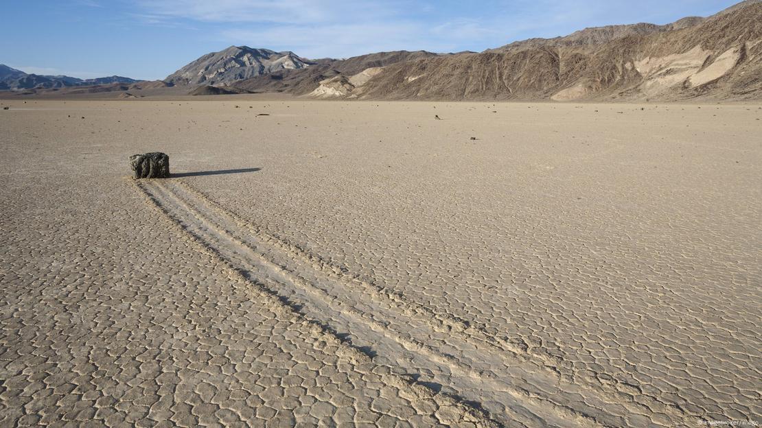 Danza de hielo y... ¿viento?: El misterio de las rocas de 320 kilos que se mueven solas en el desierto