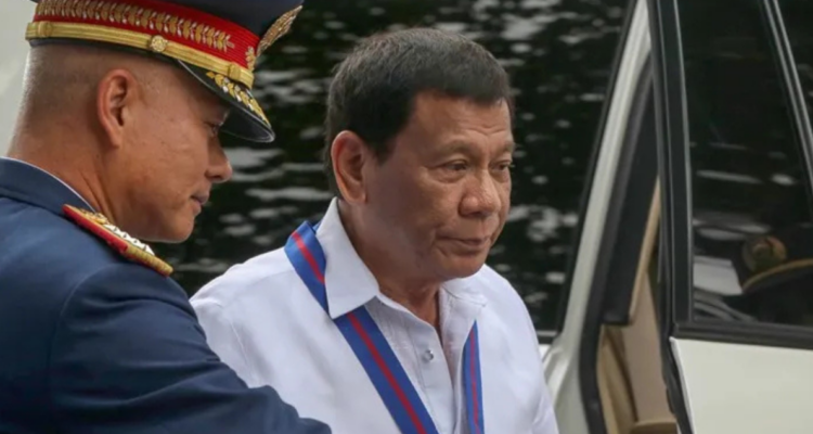 Archivo | Rodrigo Duterte (d) con el, entonces, jefe de la Policía, Oscar Albayalde (i) | EFE