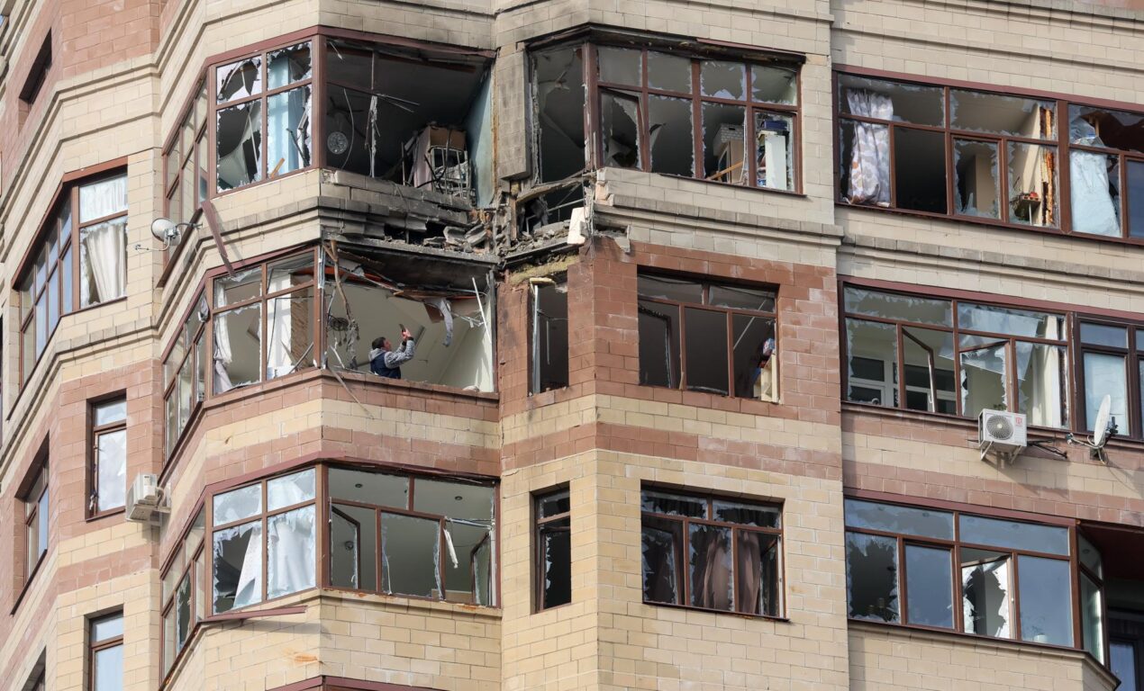Edificio de apartamentos dañado tras un ataque con drones ucranianos en Ramenskoe, en las afueras de Moscú