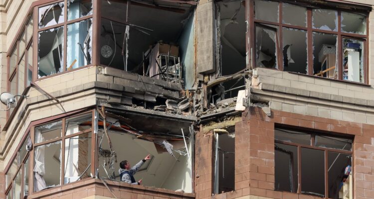Edificio de apartamentos dañado tras un ataque con drones ucranianos en Ramenskoe, en las afueras de Moscú