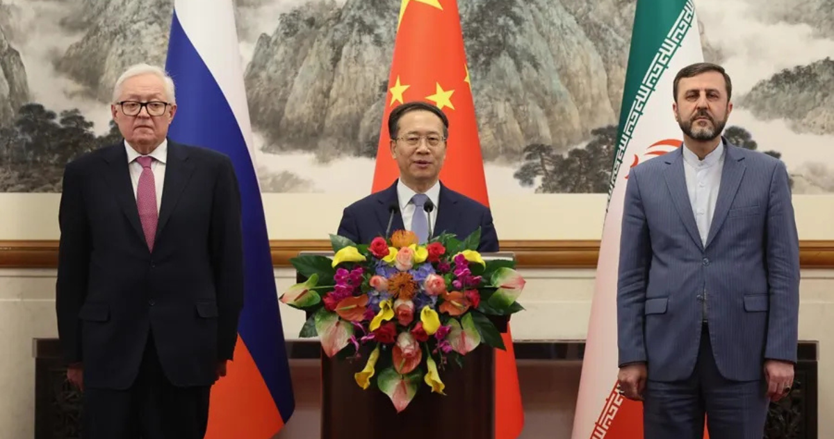El viceministro ruso de Exteriores, Sergei Ryabkov; su homólogo chino, Ma Zhaoxu, y el iraní Kazem Gharibabadi