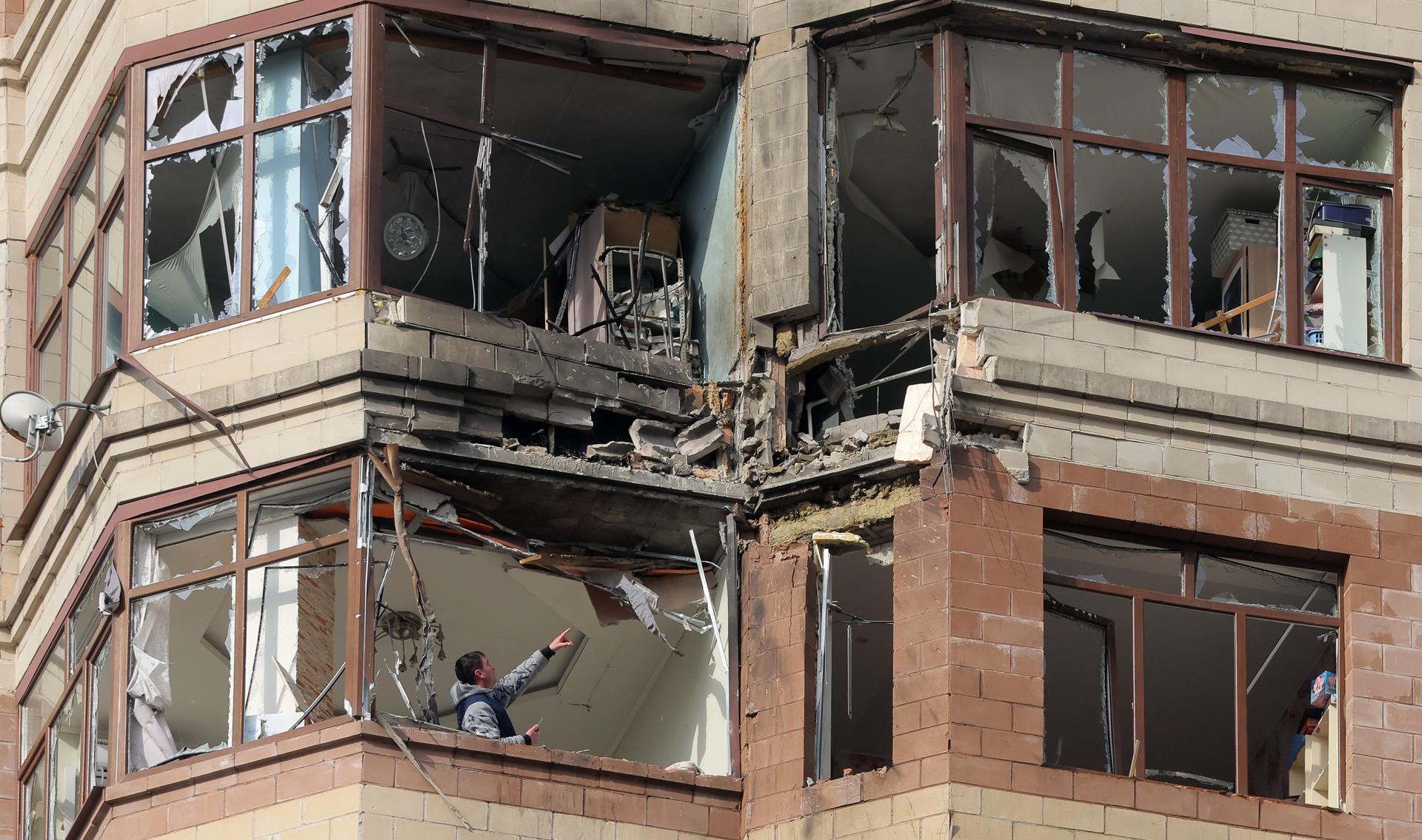 Edificio de apartamentos dañado tras un ataque con drones ucranianos en Ramenskoe, en las afueras de Moscú