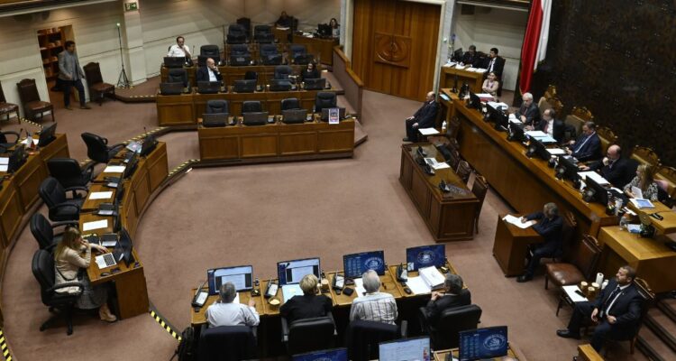 Parlamentarios pedirán revisar labor de 42 funcionarios del Senado con sueltos de más de $10 millones