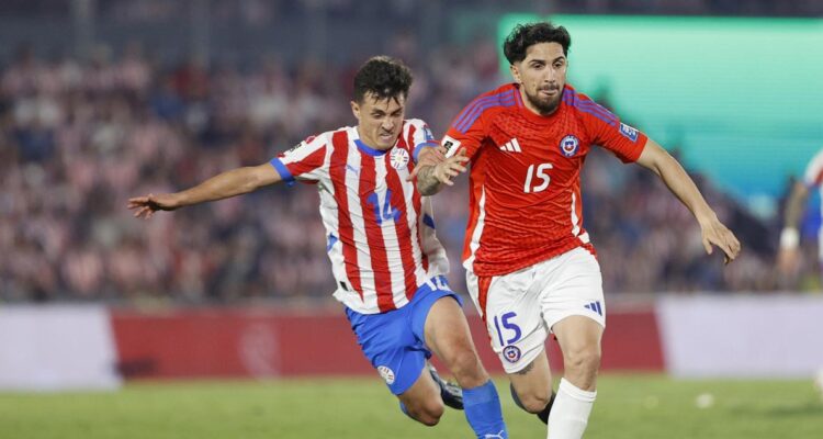 Diego Valdés jugando ante Paraguay.
