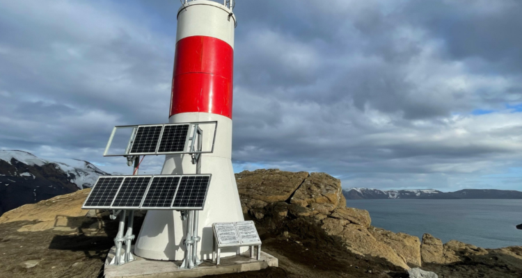Con éxito concluye construcción de faro “Piloto Pardo” de la Armada en la Antártica