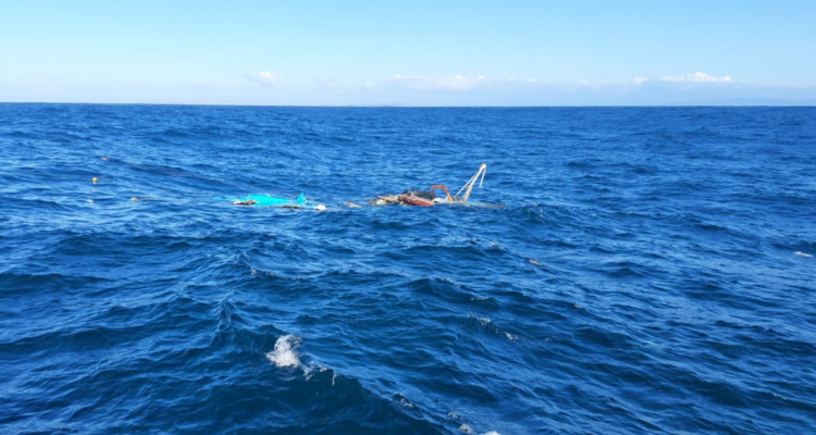 Encuentran semihundida a embarcación desaparecida frente a Coronel: Armada busca a tripulantes
