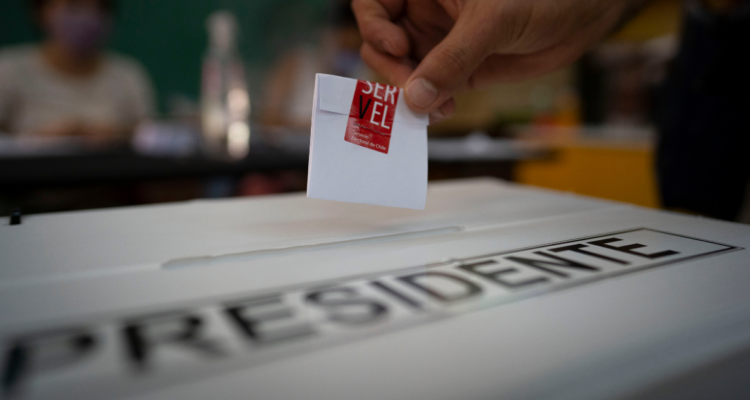 Panel Ciudadano UDD: Matthei lidera en primera vuelta presidencial y Jara suma puntos tras reforma