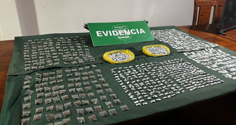 Carabineros detiene a dos personas por tráfico de drogas en Lo Espejo: se incautaron casi mil dosis