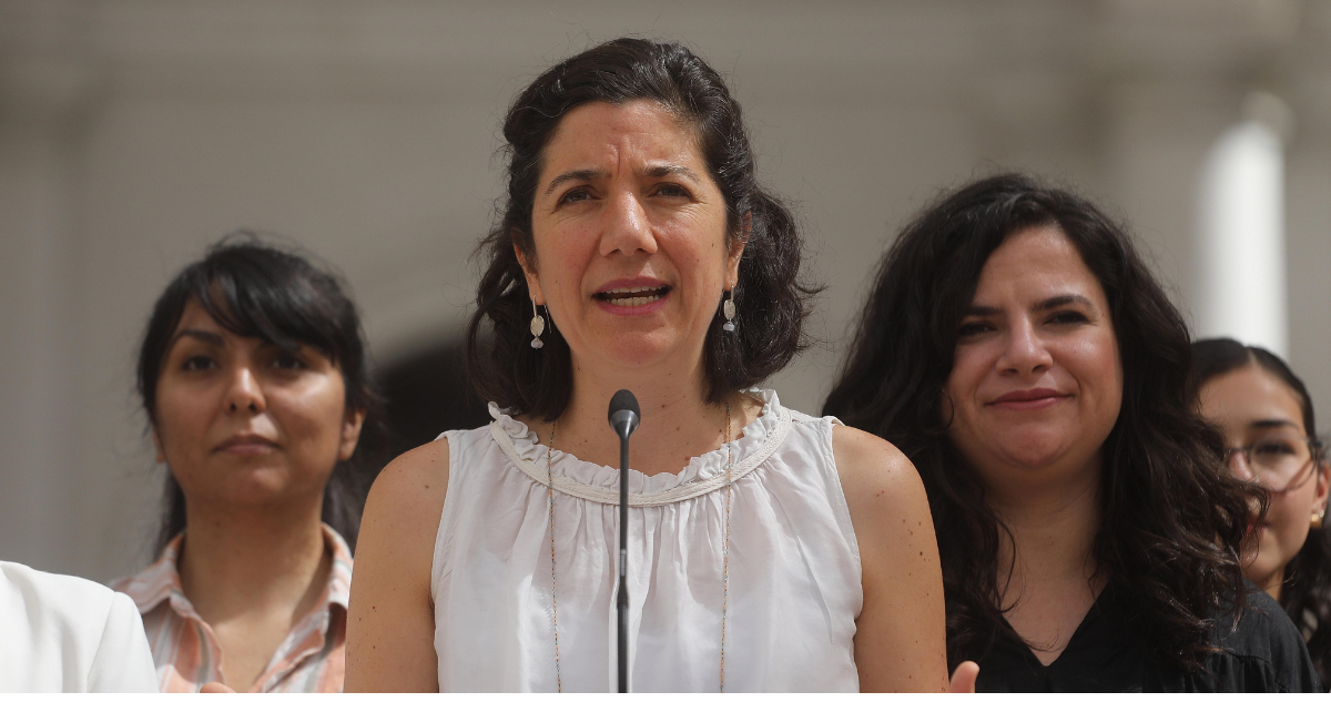 Ministras critican falta de “humanidad” en allanamiento a la casa de Cariola mientras ella daba a luz