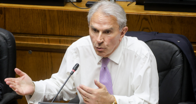 Moreira asegura que ideas de Kaiser son infantiles y reflejan una peligrosa inestabilidad