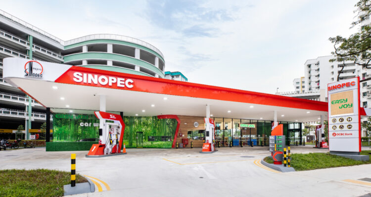 En China reportan que petrolera estatal ganó 16,8% menos y lo atribuye a avance de electromovilidad