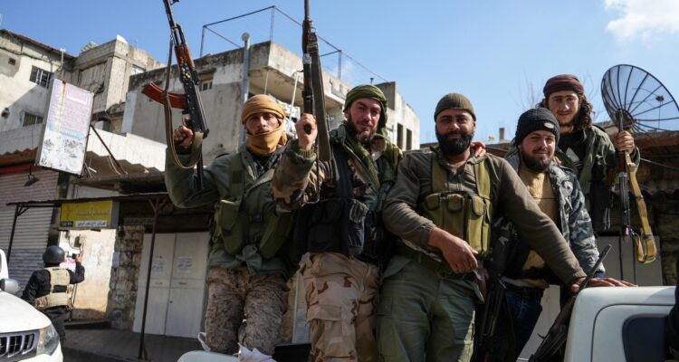 Miembros de las fuerzas de seguridad sirias patrullando Qardaha, ciudad natal de Bashar Al Assad