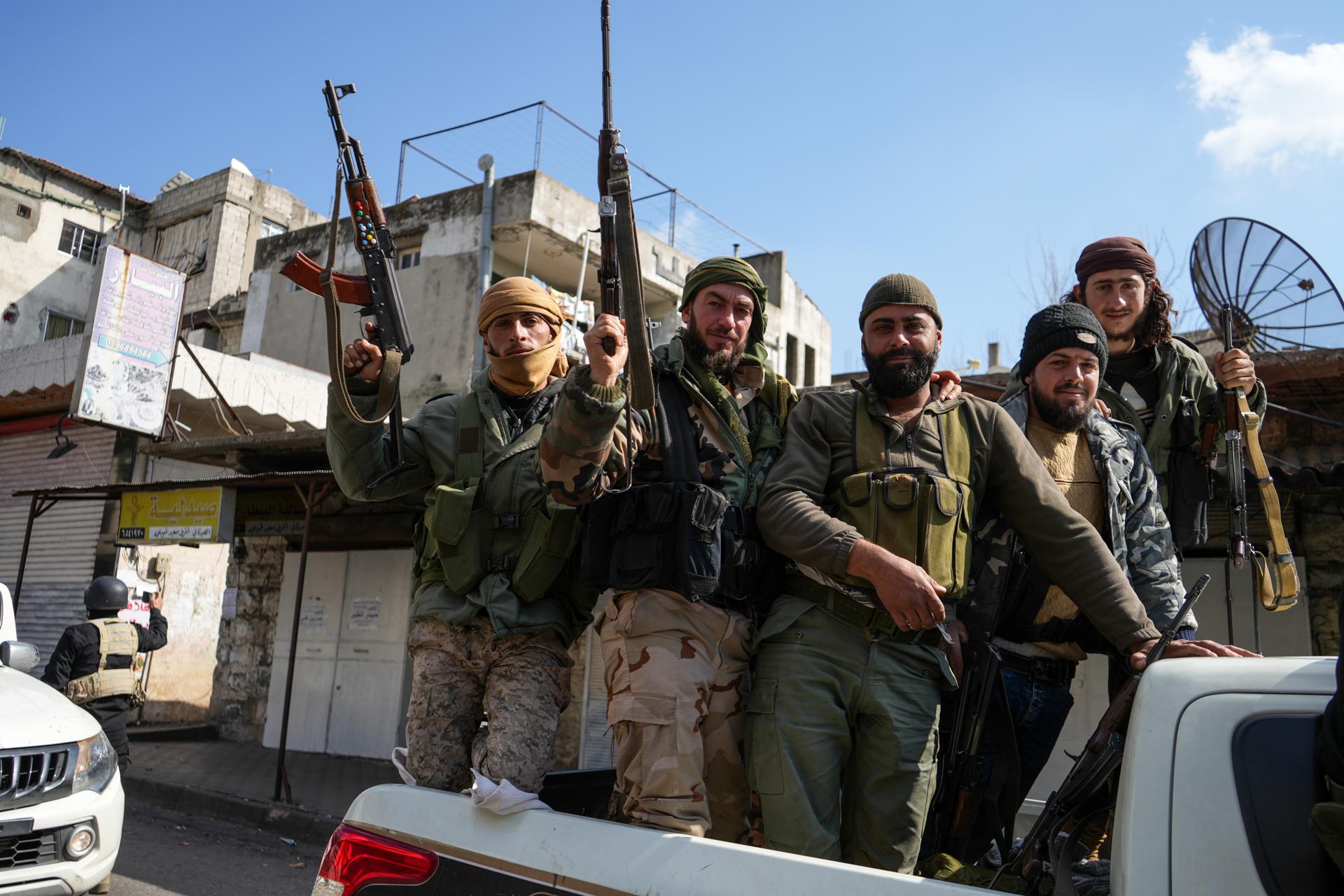 Miembros de las fuerzas de seguridad sirias patrullando Qardaha, ciudad natal de Bashar Al Assad