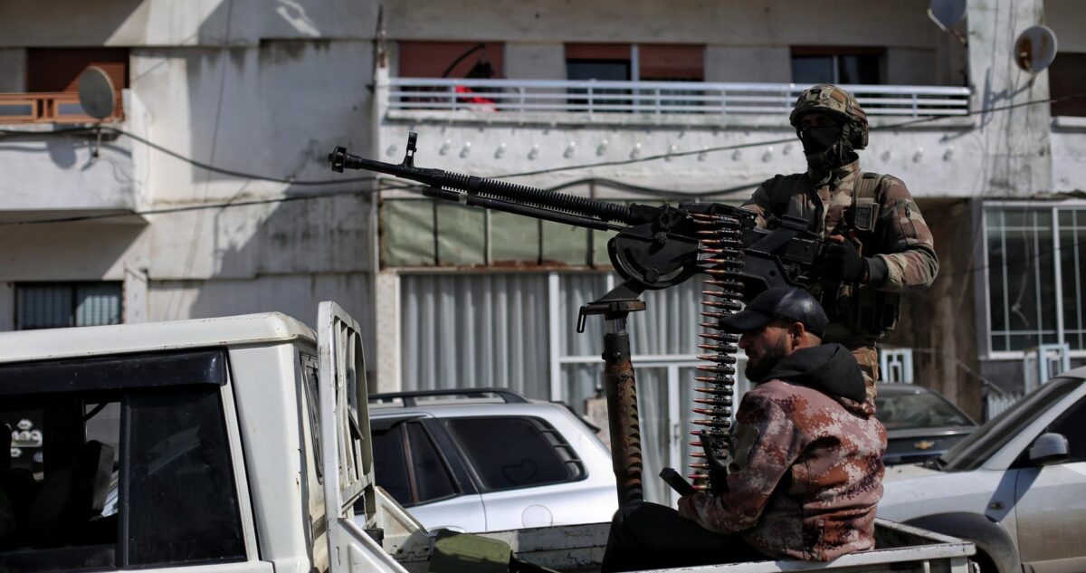 Militar arriba de camioneta con ametralladora.