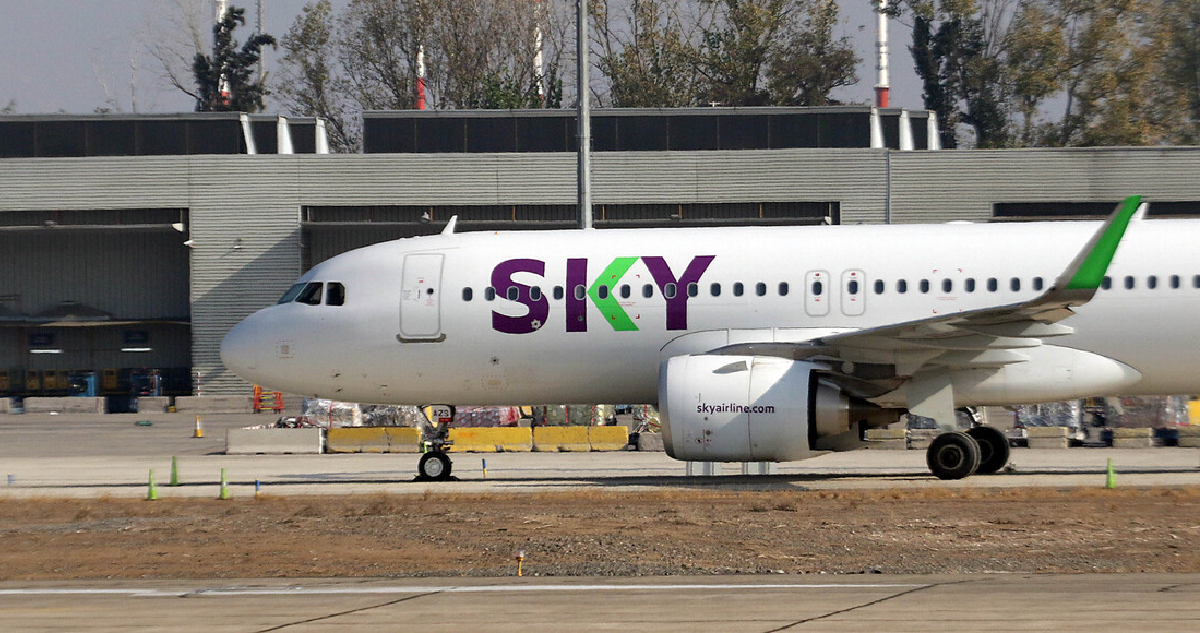 Pilotos de Sky aprueban irse a huelga y acusan que aerolínea “precariza” sus condiciones laborales