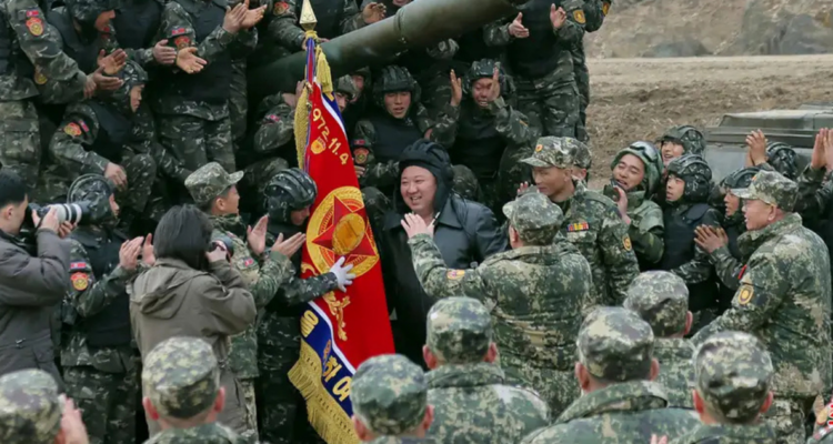 Kim Jong-un junto a soldados en un entrenamiento de 2024