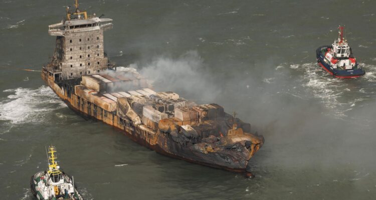 Vista aérea del carguero Solong en el Mar del Norte, frente a la costa de Yorkshire, Gran Bretaña