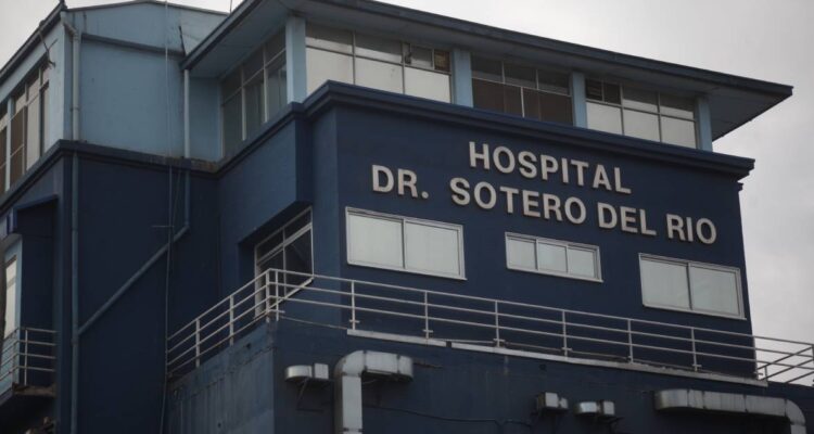 Sujeto queda en riesgo vital tras ser baleado dentro de auto en Puente Alto: recibió 6 disparos