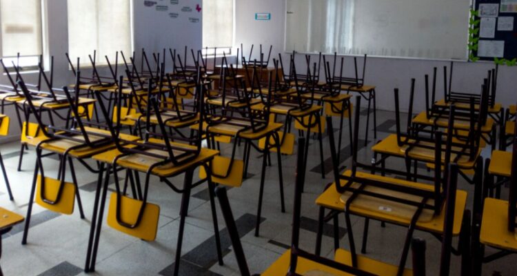 Evacúan y suspenden clases en 14 establecimientos por percepción de olor similar a gas en Arica