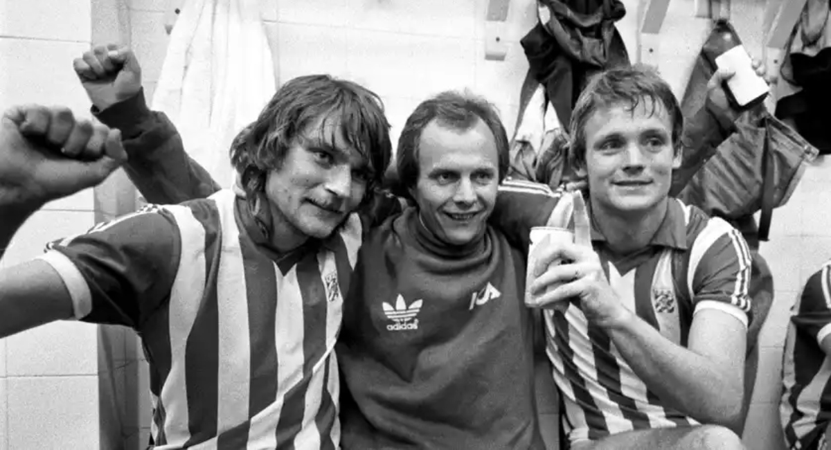 Erikkson y dos de sus pupilos celebrando