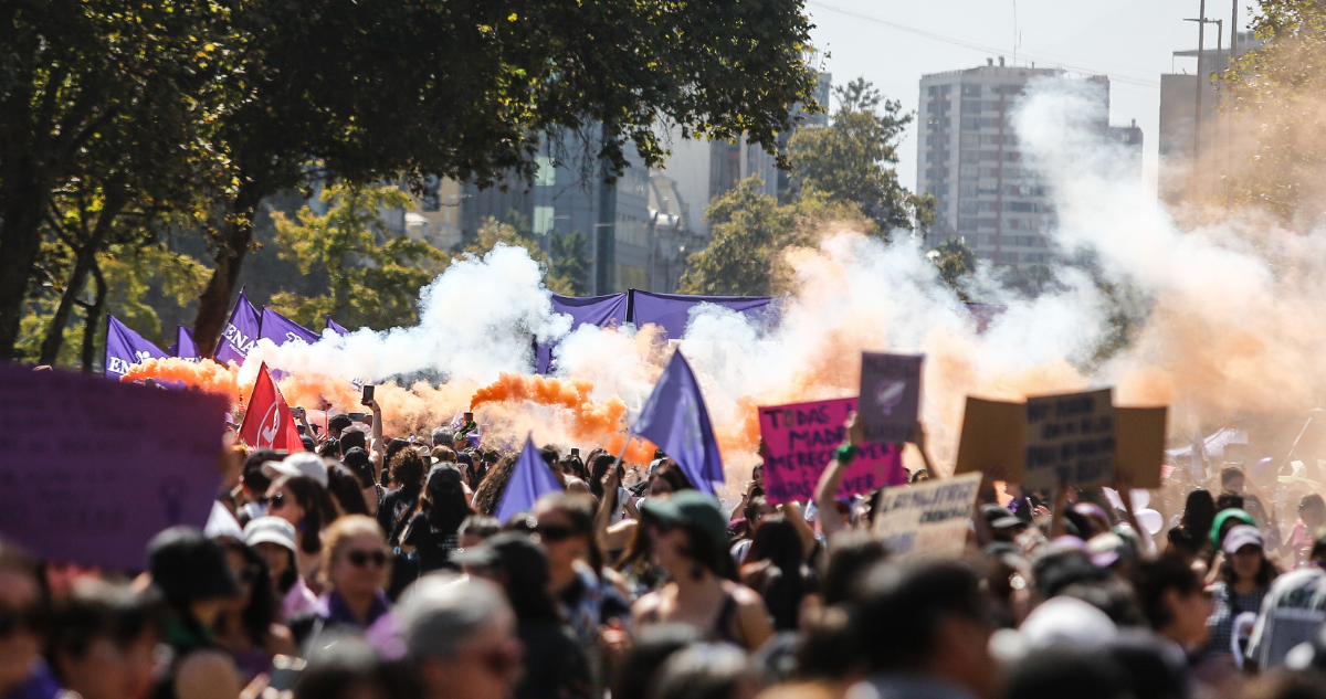 Masiva marcha en conmemoración del Día Internacional de la Mujer avanza por eje Alameda