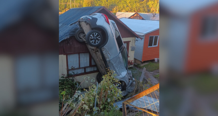 auto volcó y dañó tres casas en puerto montt