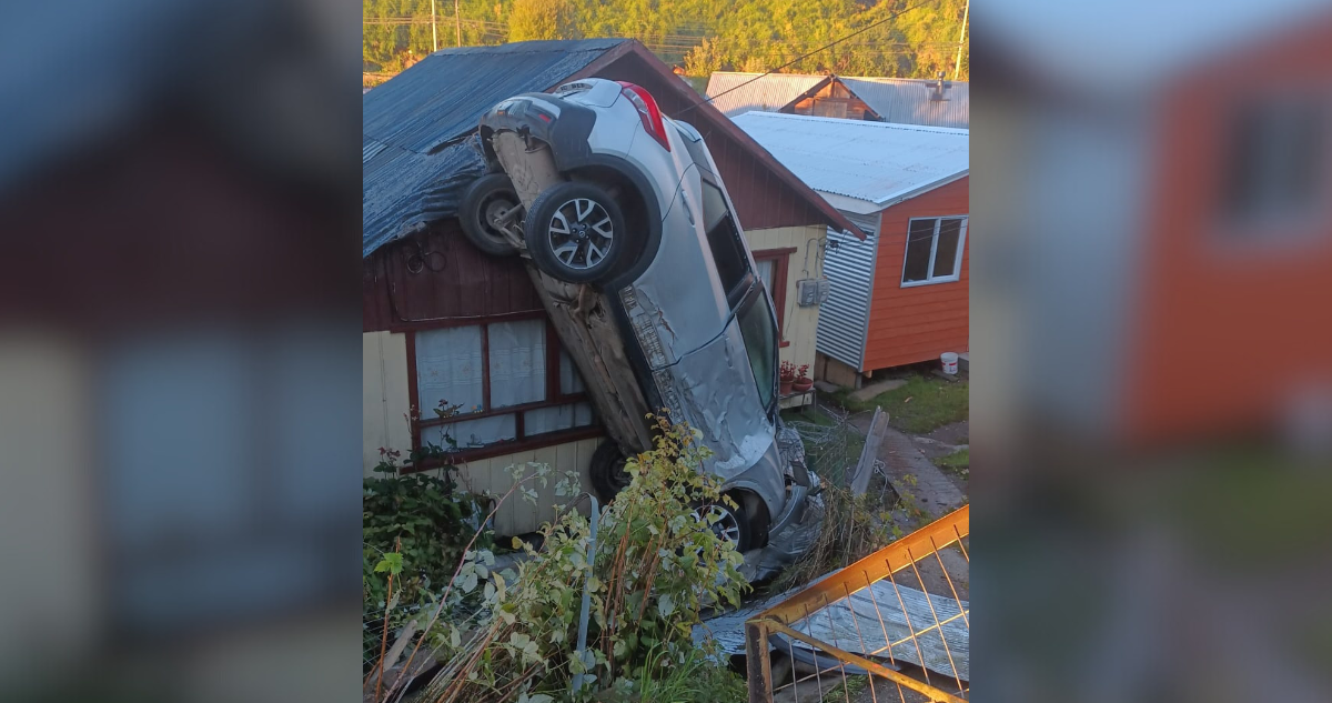 auto volcó y dañó tres casas en puerto montt