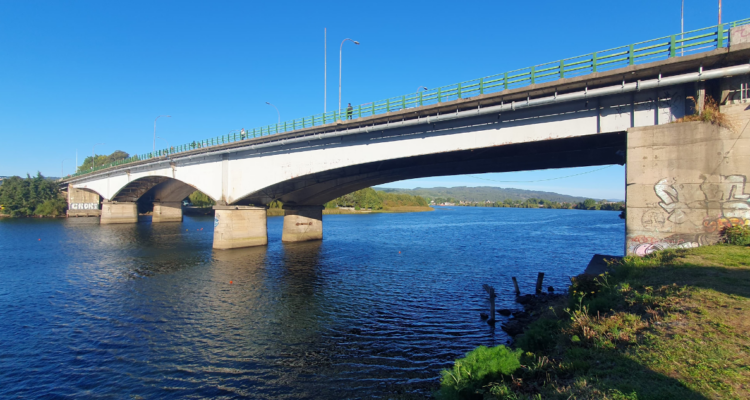 Imagen del puente Calle Calle de Valdivia por mantenimiento de pilotes