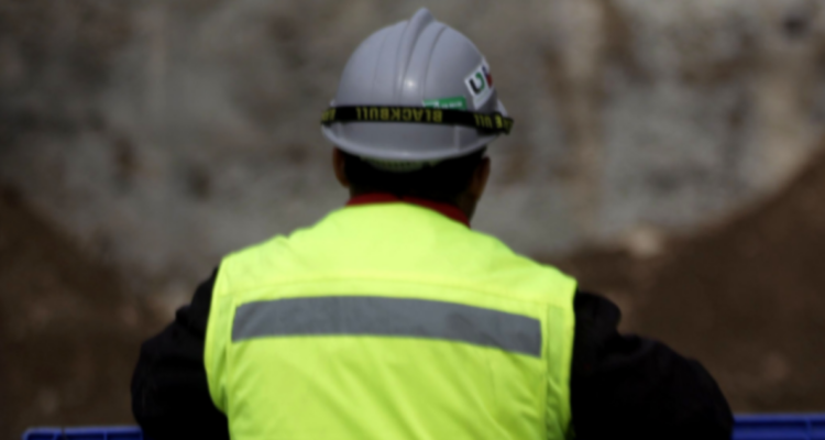 Indagan caída de trabajador desde techo de ferretería