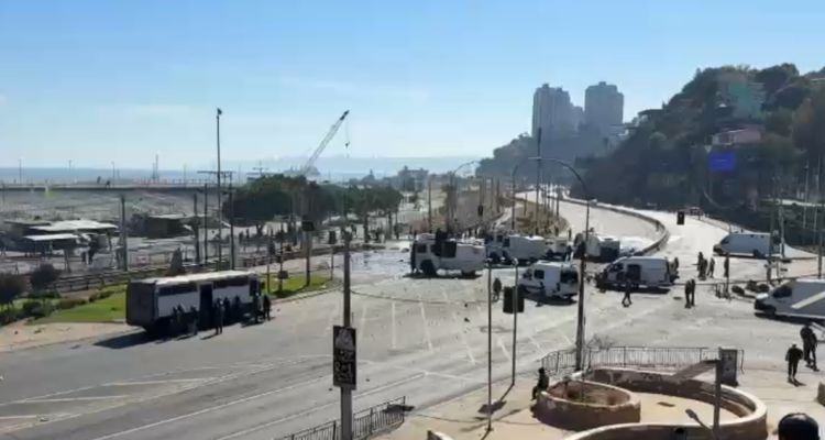 Carabinero resulta lesionado en su cabeza en manifestación de pescadores en Valparaíso