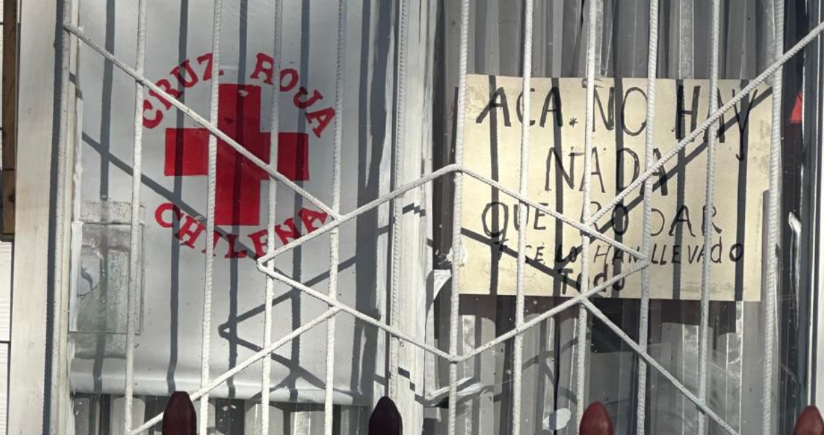 Letrero en ventanal de sede de Cruz Roja