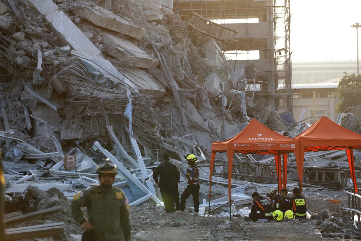 Los equipos de rescate buscan supervivientes en el lugar del derrumbe de un edificio tras el terremoto de Bangkok
