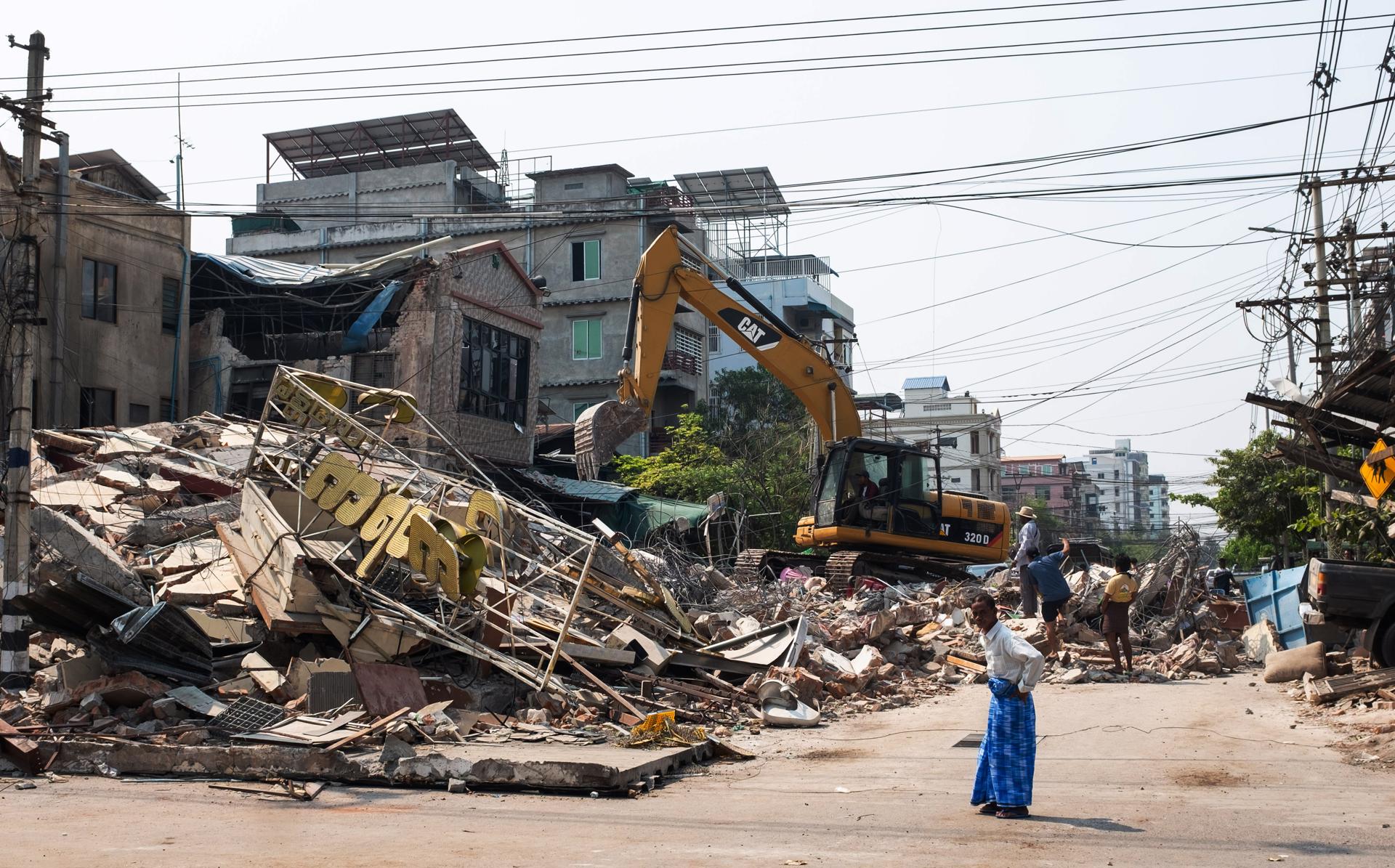 Un edificio derrumbado tras el terremoto en Mandalay