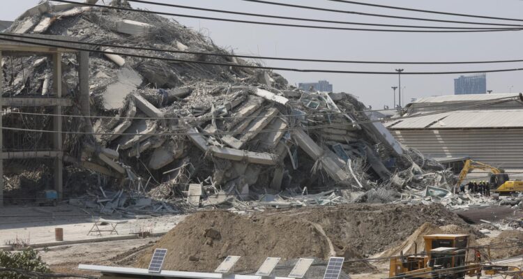 Vista de un edificio derrumbado después de un terremoto en Bangkok, Tailandia