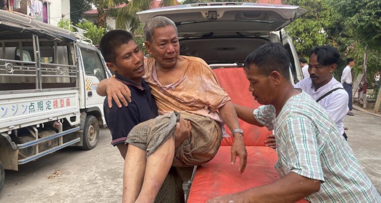Un herido es llevado a una camilla mientras los rescatistas buscan sobrevivientes en Naipyidó, Birmania