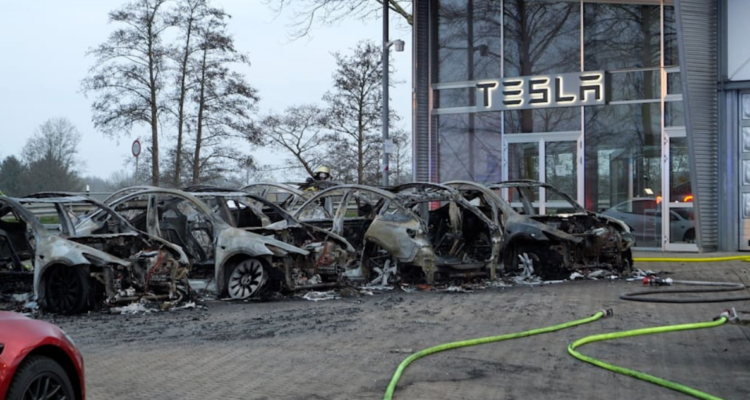 Siete autos eléctricos de Tesla se incendian en concesionario alemán el día de protestas contra Musk