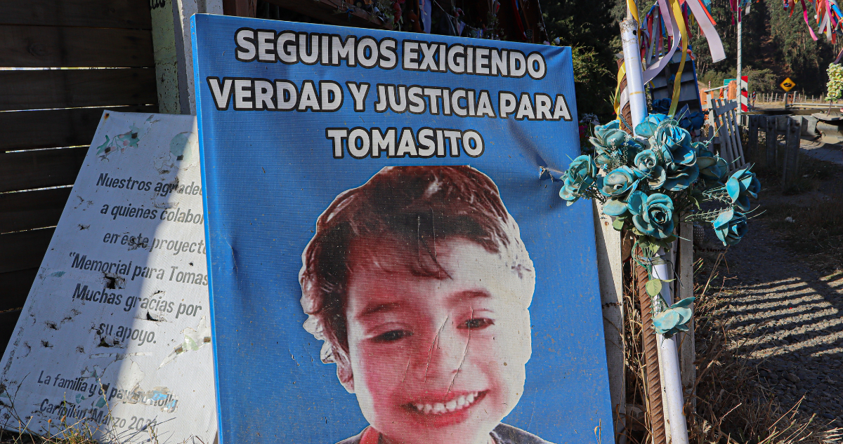 Pancarta con cara de Tomás Bravo por intervención de Corte Suprema en caso