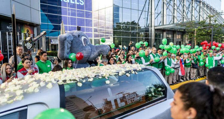 Trabajadores de Cencosud despidieron a Horst Paulmann: cortejo fúnebre pasó por el Costanera Center