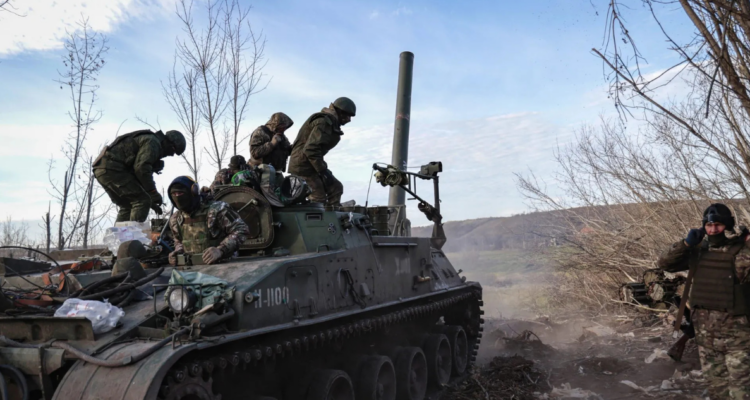 Soldados sobre un tanque en Bájmut, región de Donetsk, Ucrania