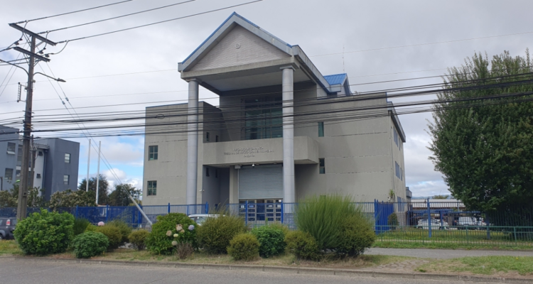 Frontis de juzgado en Valdivia por juicio contra empresario acusado de estafa
