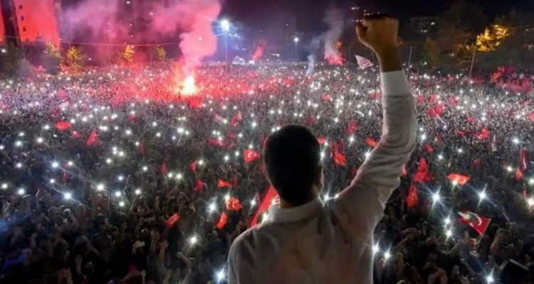 Ekrem Imamoglu al vencer en Estambul en 2019